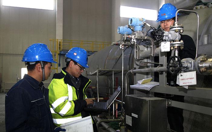 老师傅帮助仪表工学习仪表技术